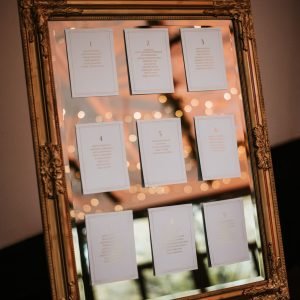 Lustro ze złotą ramą