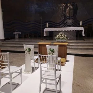 białe krzesła chiavari