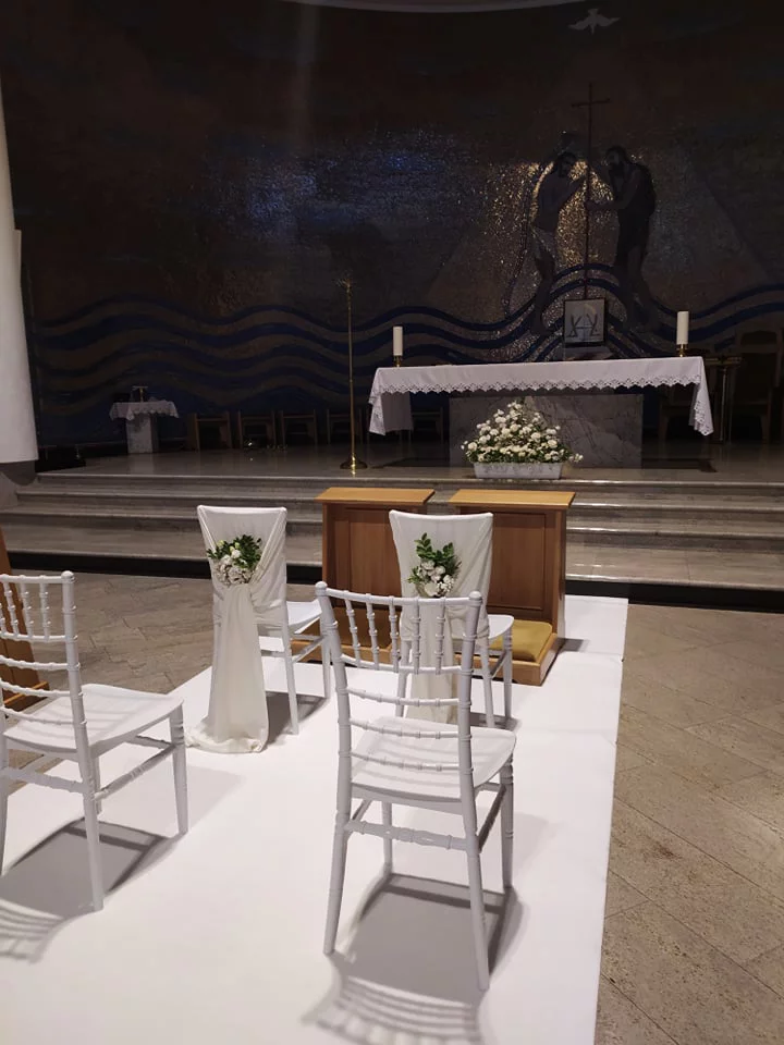 białe krzesła chiavari