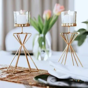 świecznik złoty na geometrycznej nodze