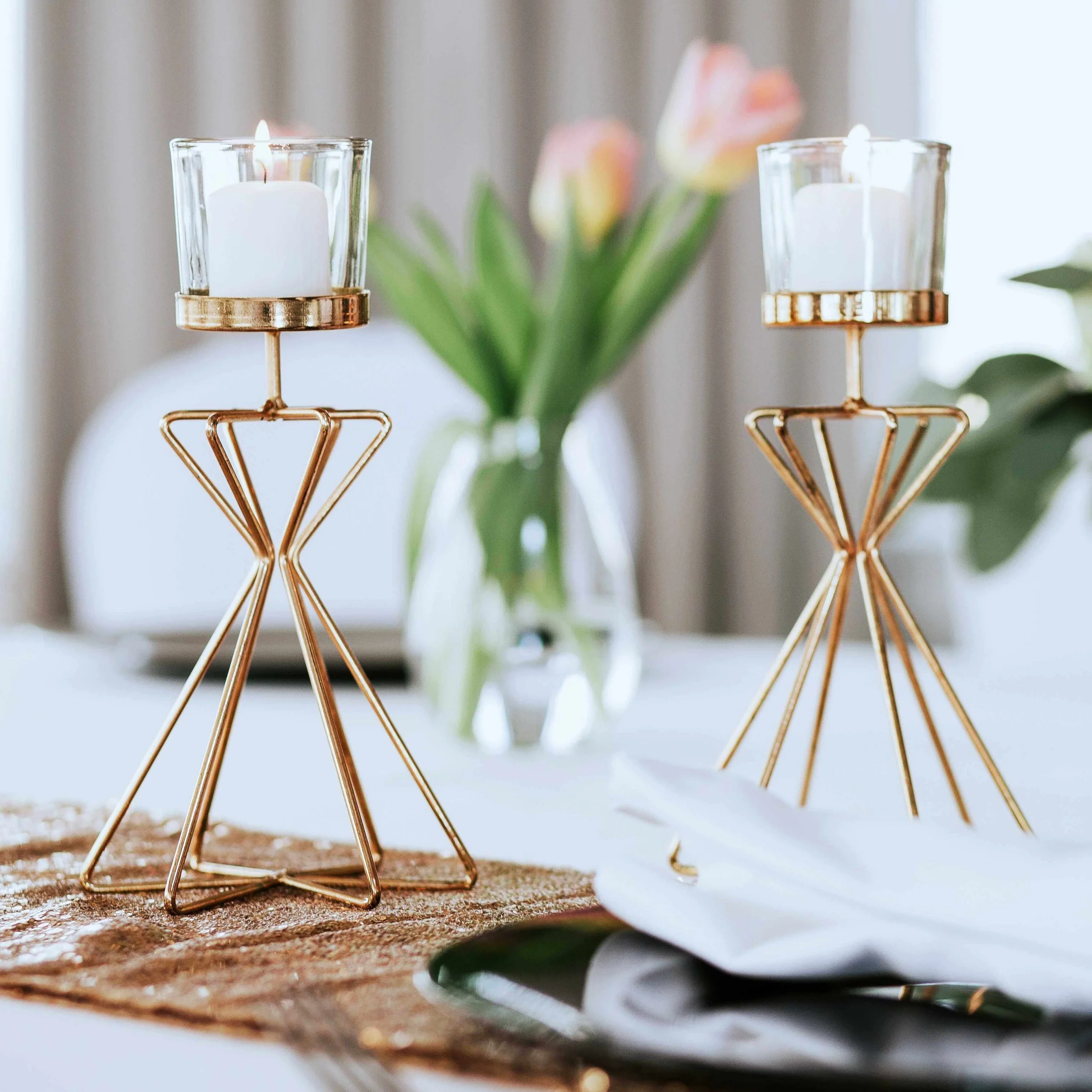 świecznik złoty na geometrycznej nodze