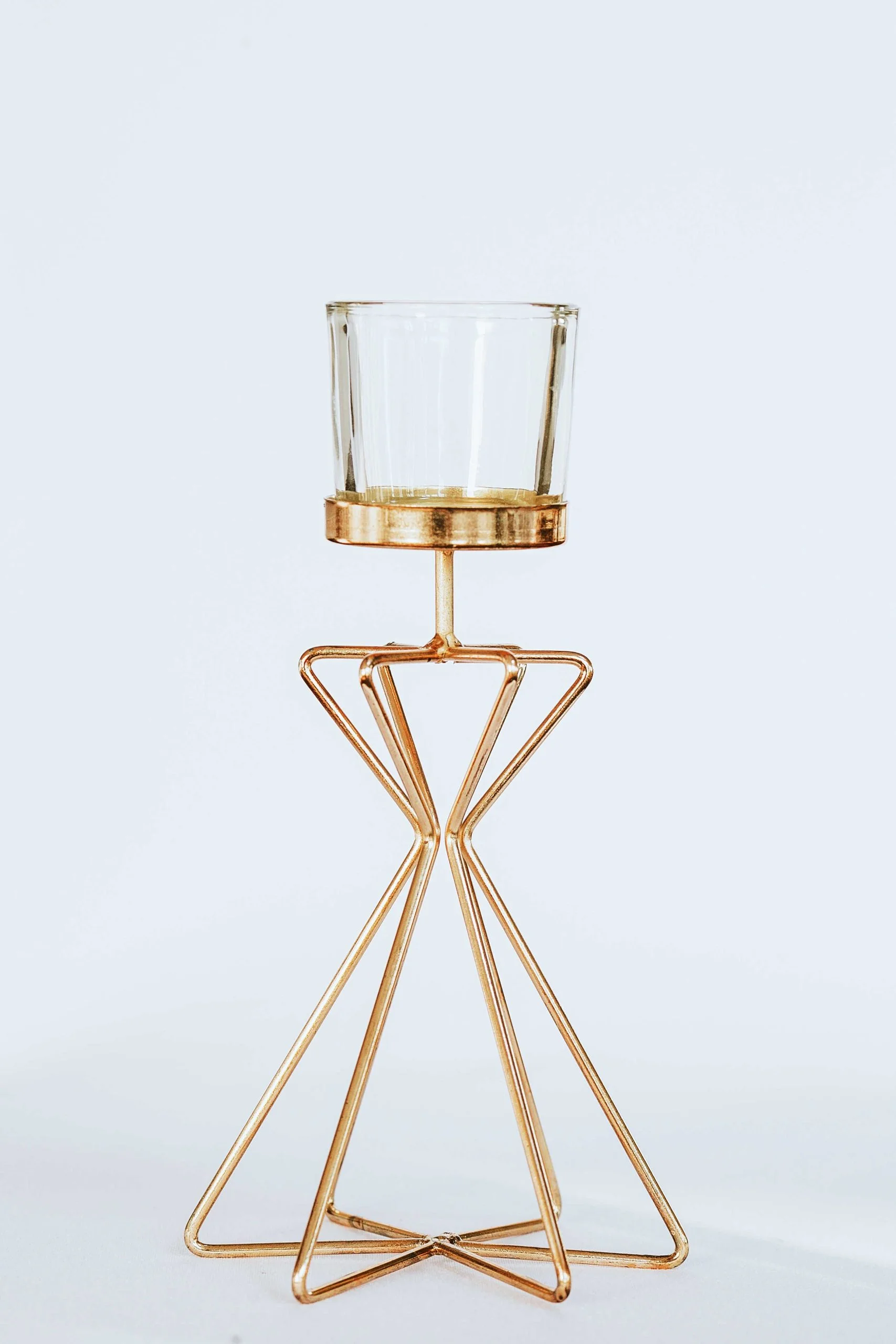 Świecznik złoty na geometrycznej nodze - obrazek 2