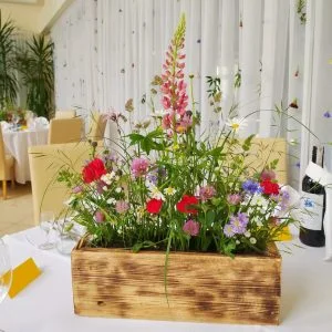 rustykalna skrzynka na kwiaty