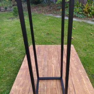 czarny stojak przestrzenny