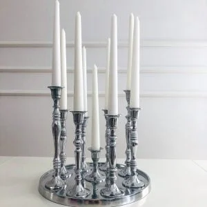 świeczniki srebrne na tacy