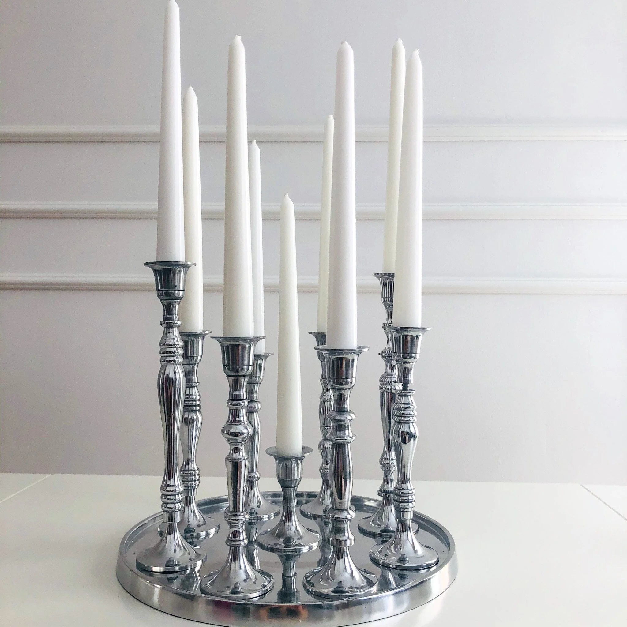 świeczniki srebrne na tacy