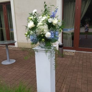 białe postumenty