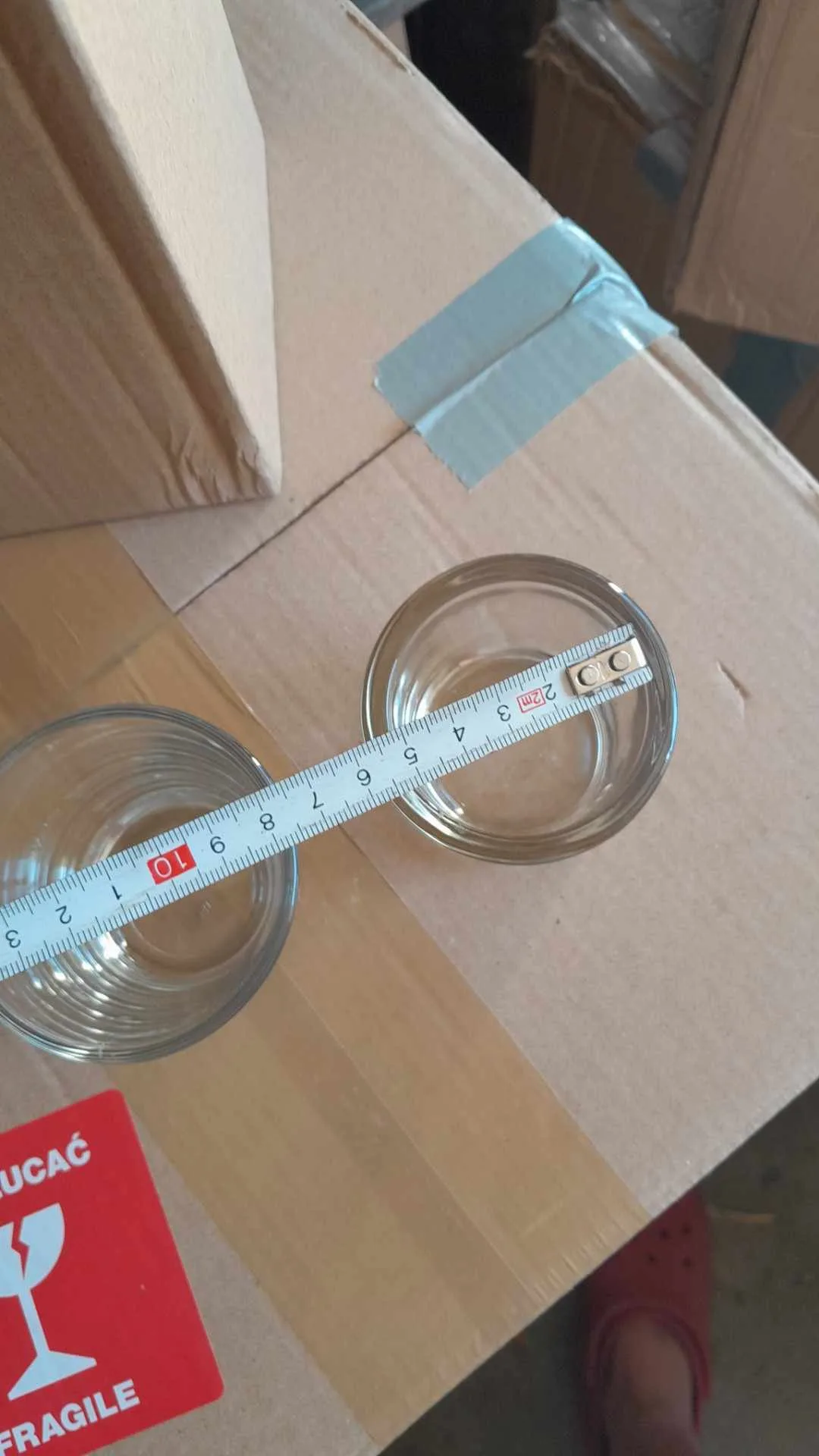 Świecznik złoty na geometrycznej nodze - obrazek 3