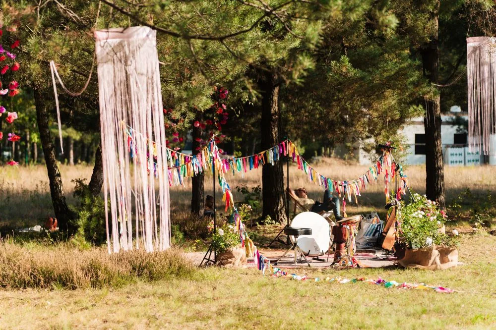 wiszące różowe/fioletowe sznurki